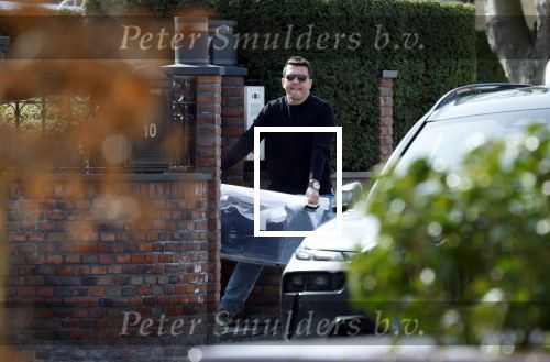 Volendam 20 maart 2026
Liza Smit helpt haar man Jan Smit met het inpakken van spullen in zijn auto . Na een huwelijk van 14 jaar hebben ze besloten te gaan scheiden . Liza blijft met de kinderen in hun huis wonen terwijl Jan in een huurhuis in Broek en Waterland gaat wonen.