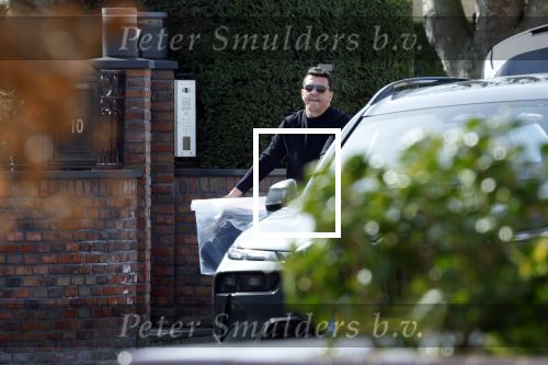 Volendam 20 maart 2026
Liza Smit helpt haar man Jan Smit met het inpakken van spullen in zijn auto . Na een huwelijk van 14 jaar hebben ze besloten te gaan scheiden . Liza blijft met de kinderen in hun huis wonen terwijl Jan in een huurhuis in Broek en Waterland gaat wonen.