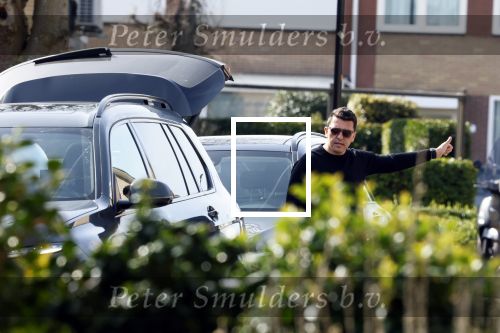 Volendam 20 maart 2026
Liza Smit helpt haar man Jan Smit met het inpakken van spullen in zijn auto . Na een huwelijk van 14 jaar hebben ze besloten te gaan scheiden . Liza blijft met de kinderen in hun huis wonen terwijl Jan in een huurhuis in Broek en Waterland gaat wonen.