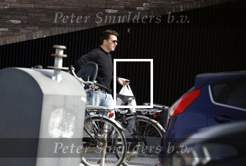 Volendam 20 maart 2026
Liza Smit helpt haar man Jan Smit met het inpakken van spullen in zijn auto . Na een huwelijk van 14 jaar hebben ze besloten te gaan scheiden . Liza blijft met de kinderen in hun huis wonen terwijl Jan in een huurhuis in Broek en Waterland gaat wonen.