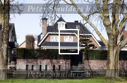 Volendam 20 maart 2026
Liza Smit helpt haar man Jan Smit met het inpakken van spullen in zijn auto . Na een huwelijk van 14 jaar hebben ze besloten te gaan scheiden . Liza blijft met de kinderen in hun huis wonen terwijl Jan in een huurhuis in Broek en Waterland gaat wonen.