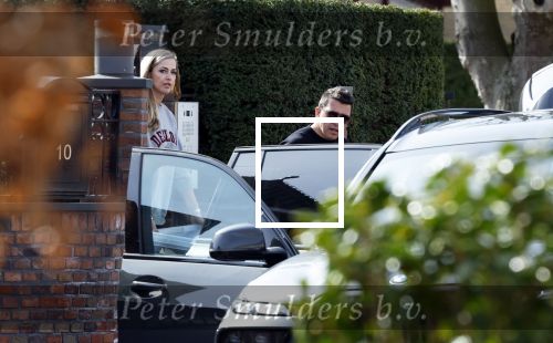 Volendam 20 maart 2026
Liza Smit helpt haar man Jan Smit met het inpakken van spullen in zijn auto . Na een huwelijk van 14 jaar hebben ze besloten te gaan scheiden . Liza blijft met de kinderen in hun huis wonen terwijl Jan in een huurhuis in Broek en Waterland gaat wonen.