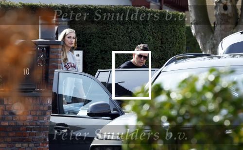 Volendam 20 maart 2026
Liza Smit helpt haar man Jan Smit met het inpakken van spullen in zijn auto . Na een huwelijk van 14 jaar hebben ze besloten te gaan scheiden . Liza blijft met de kinderen in hun huis wonen terwijl Jan in een huurhuis in Broek en Waterland gaat wonen.