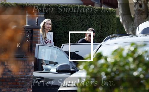 Volendam 20 maart 2026
Liza Smit helpt haar man Jan Smit met het inpakken van spullen in zijn auto . Na een huwelijk van 14 jaar hebben ze besloten te gaan scheiden . Liza blijft met de kinderen in hun huis wonen terwijl Jan in een huurhuis in Broek en Waterland gaat wonen.