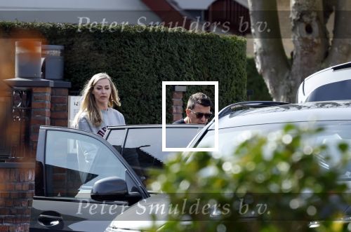 Volendam 20 maart 2026
Liza Smit helpt haar man Jan Smit met het inpakken van spullen in zijn auto . Na een huwelijk van 14 jaar hebben ze besloten te gaan scheiden . Liza blijft met de kinderen in hun huis wonen terwijl Jan in een huurhuis in Broek en Waterland gaat wonen.