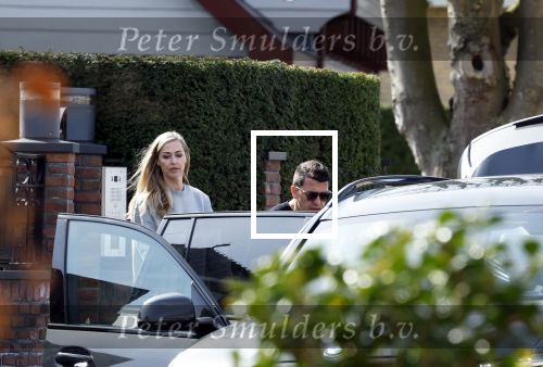 Volendam 20 maart 2026
Liza Smit helpt haar man Jan Smit met het inpakken van spullen in zijn auto . Na een huwelijk van 14 jaar hebben ze besloten te gaan scheiden . Liza blijft met de kinderen in hun huis wonen terwijl Jan in een huurhuis in Broek en Waterland gaat wonen.