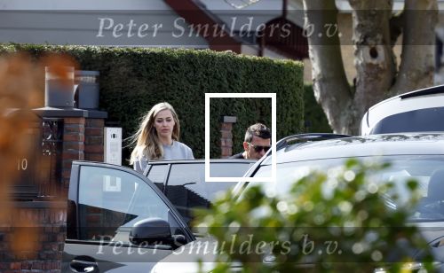 Volendam 20 maart 2026
Liza Smit helpt haar man Jan Smit met het inpakken van spullen in zijn auto . Na een huwelijk van 14 jaar hebben ze besloten te gaan scheiden . Liza blijft met de kinderen in hun huis wonen terwijl Jan in een huurhuis in Broek en Waterland gaat wonen.