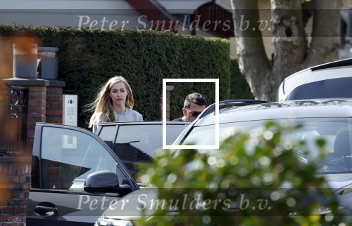 Volendam 20 maart 2026
Liza Smit helpt haar man Jan Smit met het inpakken van spullen in zijn auto . Na een huwelijk van 14 jaar hebben ze besloten te gaan scheiden . Liza blijft met de kinderen in hun huis wonen terwijl Jan in een huurhuis in Broek en Waterland gaat wonen.