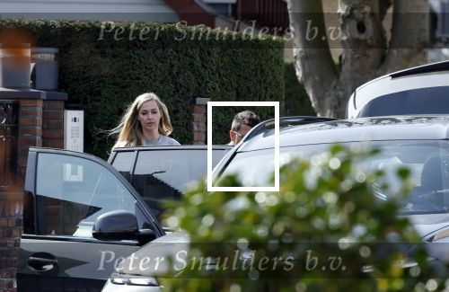 Volendam 20 maart 2026
Liza Smit helpt haar man Jan Smit met het inpakken van spullen in zijn auto . Na een huwelijk van 14 jaar hebben ze besloten te gaan scheiden . Liza blijft met de kinderen in hun huis wonen terwijl Jan in een huurhuis in Broek en Waterland gaat wonen.
