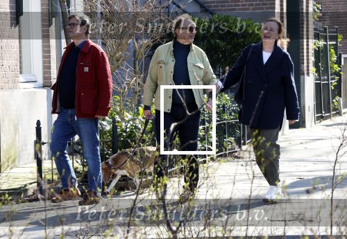 Amsterdam 5 maart 2026
Jon v Eerd met partner een een goede vriendin wandelend met hun hond in Amsterdam zuid.