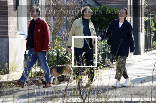 Amsterdam 5 maart 2026
Jon v Eerd met partner een een goede vriendin wandelend met hun hond in Amsterdam zuid.