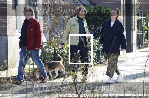 Amsterdam 5 maart 2026
Jon v Eerd met partner een een goede vriendin wandelend met hun hond in Amsterdam zuid.