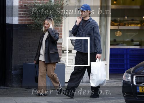 Amsterdam 9 maart 2026
Kasper Dolberg en zijn vrouw Julie Laerke doen boodschappen in Amsterdam zuid.