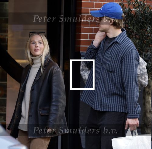 Amsterdam 9 maart 2026
Kasper Dolberg en zijn vrouw Julie Laerke doen boodschappen in Amsterdam zuid.