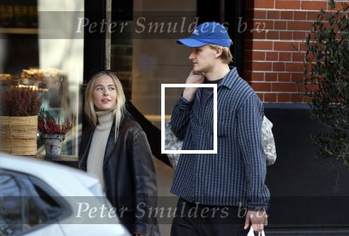 Amsterdam 9 maart 2026
Kasper Dolberg en zijn vrouw Julie Laerke doen boodschappen in Amsterdam zuid.