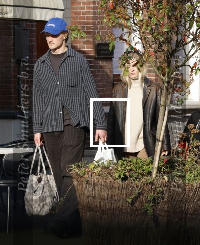 Amsterdam 9 maart 2026
Kasper Dolberg en zijn vrouw Julie Laerke doen boodschappen in Amsterdam zuid.