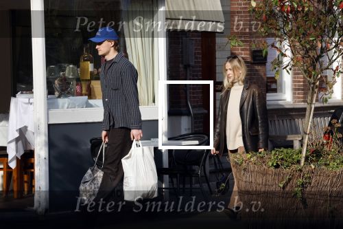 Amsterdam 9 maart 2026
Kasper Dolberg en zijn vrouw Julie Laerke doen boodschappen in Amsterdam zuid.