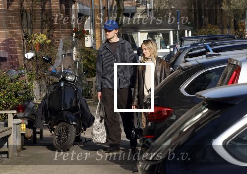 Amsterdam 9 maart 2026
Kasper Dolberg en zijn vrouw Julie Laerke doen boodschappen in Amsterdam zuid.