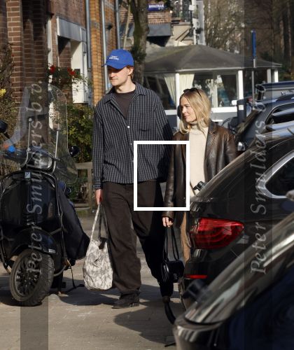 Amsterdam 9 maart 2026
Kasper Dolberg en zijn vrouw Julie Laerke doen boodschappen in Amsterdam zuid.