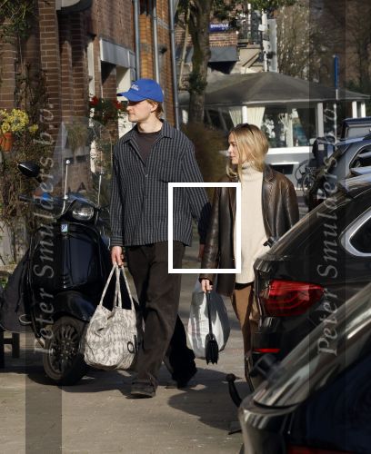 Amsterdam 9 maart 2026
Kasper Dolberg en zijn vrouw Julie Laerke doen boodschappen in Amsterdam zuid.