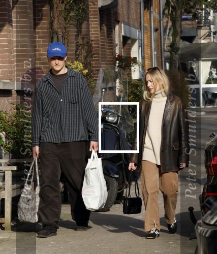 Amsterdam 9 maart 2026
Kasper Dolberg en zijn vrouw Julie Laerke doen boodschappen in Amsterdam zuid.