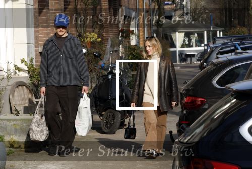 Amsterdam 9 maart 2026
Kasper Dolberg en zijn vrouw Julie Laerke doen boodschappen in Amsterdam zuid.