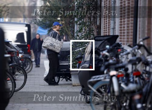 Amsterdam 9 maart 2026
Kasper Dolberg en zijn vrouw Julie Laerke doen boodschappen in Amsterdam zuid.