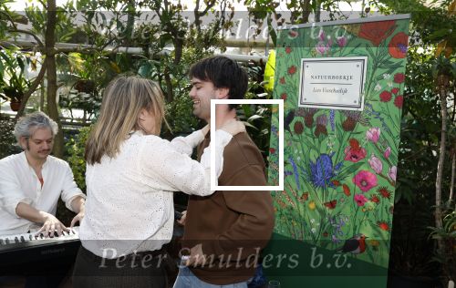 Amsterdam 1 maart 2026
Presentatie boek Lies Visschedijk bij de botanische tuin . Hans Dorrestijn reikte het eerste exemplaar uit . Ko v Uchelen