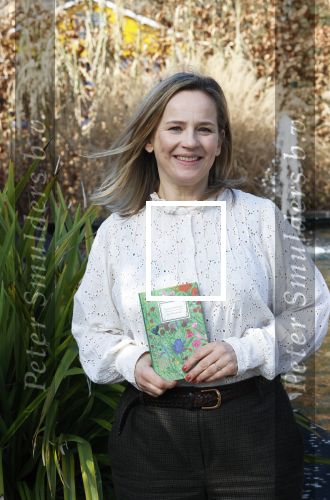 Amsterdam 1 maart 2026
Presentatie boek Lies Visschedijk bij de botanische tuin . Hans Dorrestijn reikte het eerste exemplaar uit .