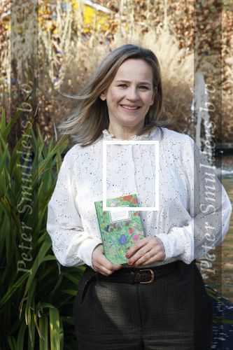 Amsterdam 1 maart 2026
Presentatie boek Lies Visschedijk bij de botanische tuin . Hans Dorrestijn reikte het eerste exemplaar uit .