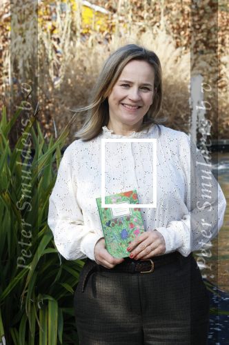 Amsterdam 1 maart 2026
Presentatie boek Lies Visschedijk bij de botanische tuin . Hans Dorrestijn reikte het eerste exemplaar uit .