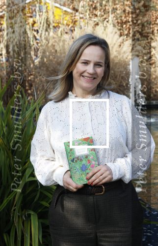 Amsterdam 1 maart 2026
Presentatie boek Lies Visschedijk bij de botanische tuin . Hans Dorrestijn reikte het eerste exemplaar uit .