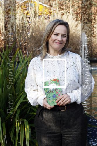 Amsterdam 1 maart 2026
Presentatie boek Lies Visschedijk bij de botanische tuin . Hans Dorrestijn reikte het eerste exemplaar uit .