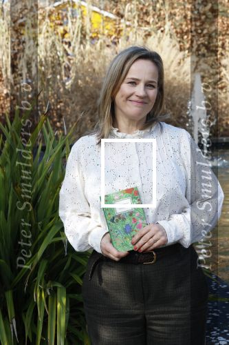 Amsterdam 1 maart 2026
Presentatie boek Lies Visschedijk bij de botanische tuin . Hans Dorrestijn reikte het eerste exemplaar uit .