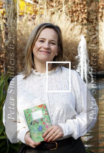 Amsterdam 1 maart 2026
Presentatie boek Lies Visschedijk bij de botanische tuin . Hans Dorrestijn reikte het eerste exemplaar uit .