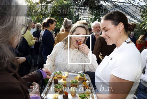 Amsterdam 1 maart 2026
Presentatie boek Lies Visschedijk bij de botanische tuin . Hans Dorrestijn reikte het eerste exemplaar uit .