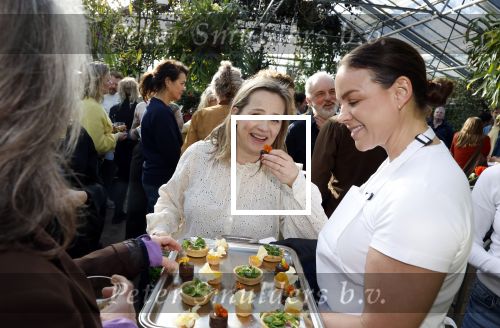 Amsterdam 1 maart 2026
Presentatie boek Lies Visschedijk bij de botanische tuin . Hans Dorrestijn reikte het eerste exemplaar uit .