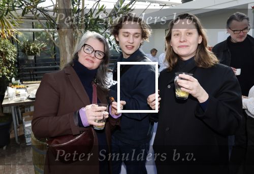 Amsterdam 1 maart 2026
Presentatie boek Lies Visschedijk bij de botanische tuin . Hans Dorrestijn reikte het eerste exemplaar uit .