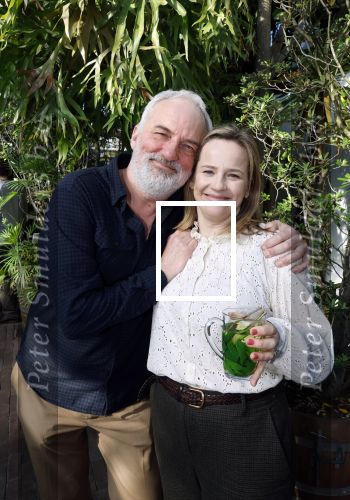 Amsterdam 1 maart 2026
Presentatie boek Lies Visschedijk bij de botanische tuin . Hans Dorrestijn reikte het eerste exemplaar uit . Lies Visschedijk en partner Marc