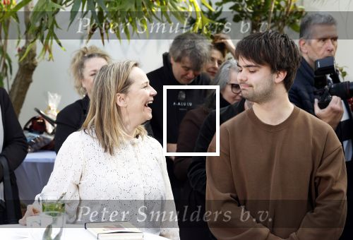 Amsterdam 1 maart 2026
Presentatie boek Lies Visschedijk bij de botanische tuin . Hans Dorrestijn reikte het eerste exemplaar uit . Lies Visschedijk met zoon Ko v Uchelen en partner Marc