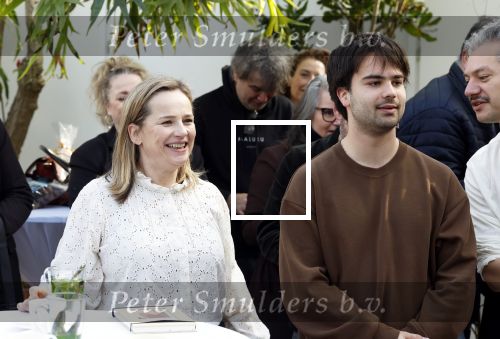 Amsterdam 1 maart 2026
Presentatie boek Lies Visschedijk bij de botanische tuin . Hans Dorrestijn reikte het eerste exemplaar uit . Lies Visschedijk met zoon Ko v Uchelen en partner Marc