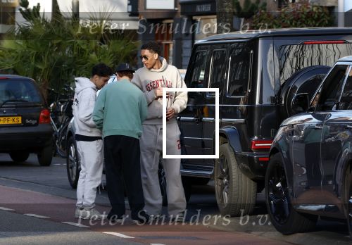 Amsterdam 16 maart 2026
Nadat Selma Omari op de pc hooftstraat is geweest rijdt ze naar de beethovenstraat waar ze een ontmoeting met Lil Kleine heeft . Lil Kleine moet met vele fans op de foto.