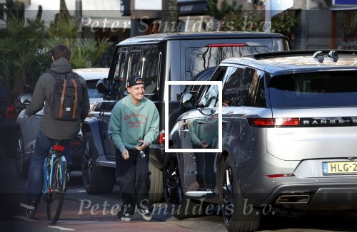Amsterdam 16 maart 2026
Nadat Selma Omari op de pc hooftstraat is geweest rijdt ze naar de beethovenstraat waar ze een ontmoeting met Lil Kleine heeft . Lil Kleine moet met vele fans op de foto.