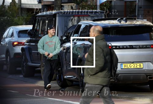 Amsterdam 16 maart 2026
Nadat Selma Omari op de pc hooftstraat is geweest rijdt ze naar de beethovenstraat waar ze een ontmoeting met Lil Kleine heeft . Lil Kleine moet met vele fans op de foto.