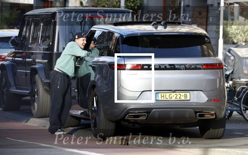 Amsterdam 16 maart 2026
Nadat Selma Omari op de pc hooftstraat is geweest rijdt ze naar de beethovenstraat waar ze een ontmoeting met Lil Kleine heeft . Lil Kleine moet met vele fans op de foto.