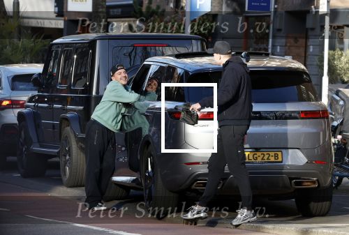 Amsterdam 16 maart 2026
Nadat Selma Omari op de pc hooftstraat is geweest rijdt ze naar de beethovenstraat waar ze een ontmoeting met Lil Kleine heeft . Lil Kleine moet met vele fans op de foto.