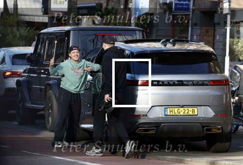 Amsterdam 16 maart 2026
Nadat Selma Omari op de pc hooftstraat is geweest rijdt ze naar de beethovenstraat waar ze een ontmoeting met Lil Kleine heeft . Lil Kleine moet met vele fans op de foto.