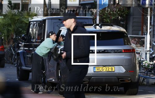 Amsterdam 16 maart 2026
Nadat Selma Omari op de pc hooftstraat is geweest rijdt ze naar de beethovenstraat waar ze een ontmoeting met Lil Kleine heeft . Lil Kleine moet met vele fans op de foto.