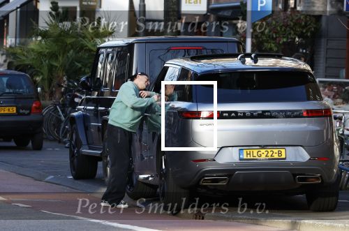 Amsterdam 16 maart 2026
Nadat Selma Omari op de pc hooftstraat is geweest rijdt ze naar de beethovenstraat waar ze een ontmoeting met Lil Kleine heeft . Lil Kleine moet met vele fans op de foto.