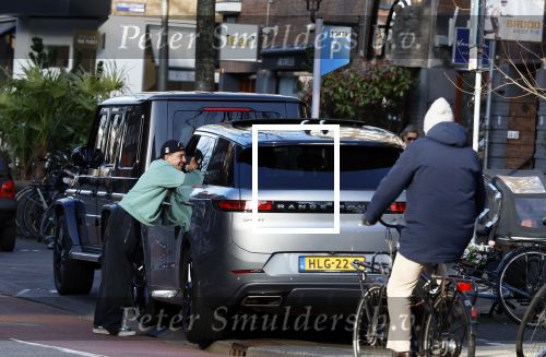 Amsterdam 16 maart 2026
Nadat Selma Omari op de pc hooftstraat is geweest rijdt ze naar de beethovenstraat waar ze een ontmoeting met Lil Kleine heeft . Lil Kleine moet met vele fans op de foto.